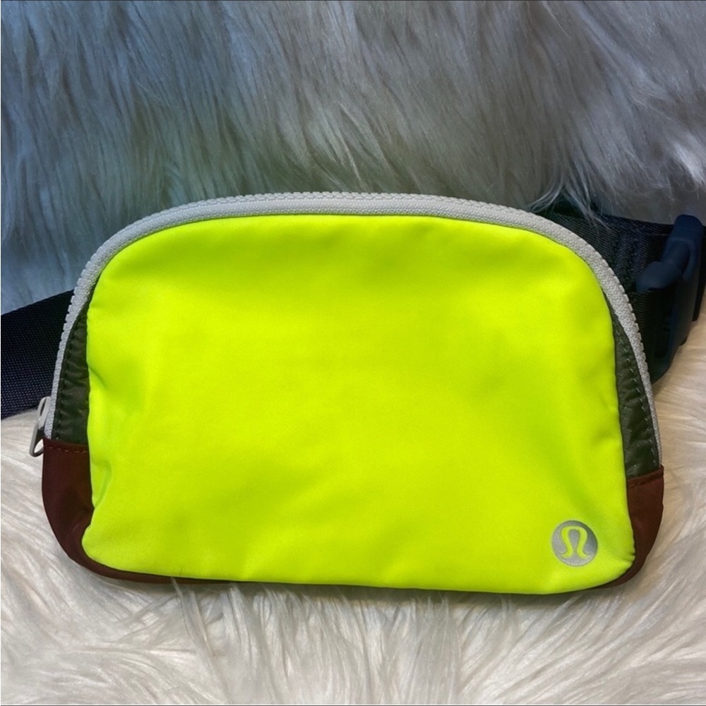 Lululemon Everywhere Belt Bag - Picture 10 of 14